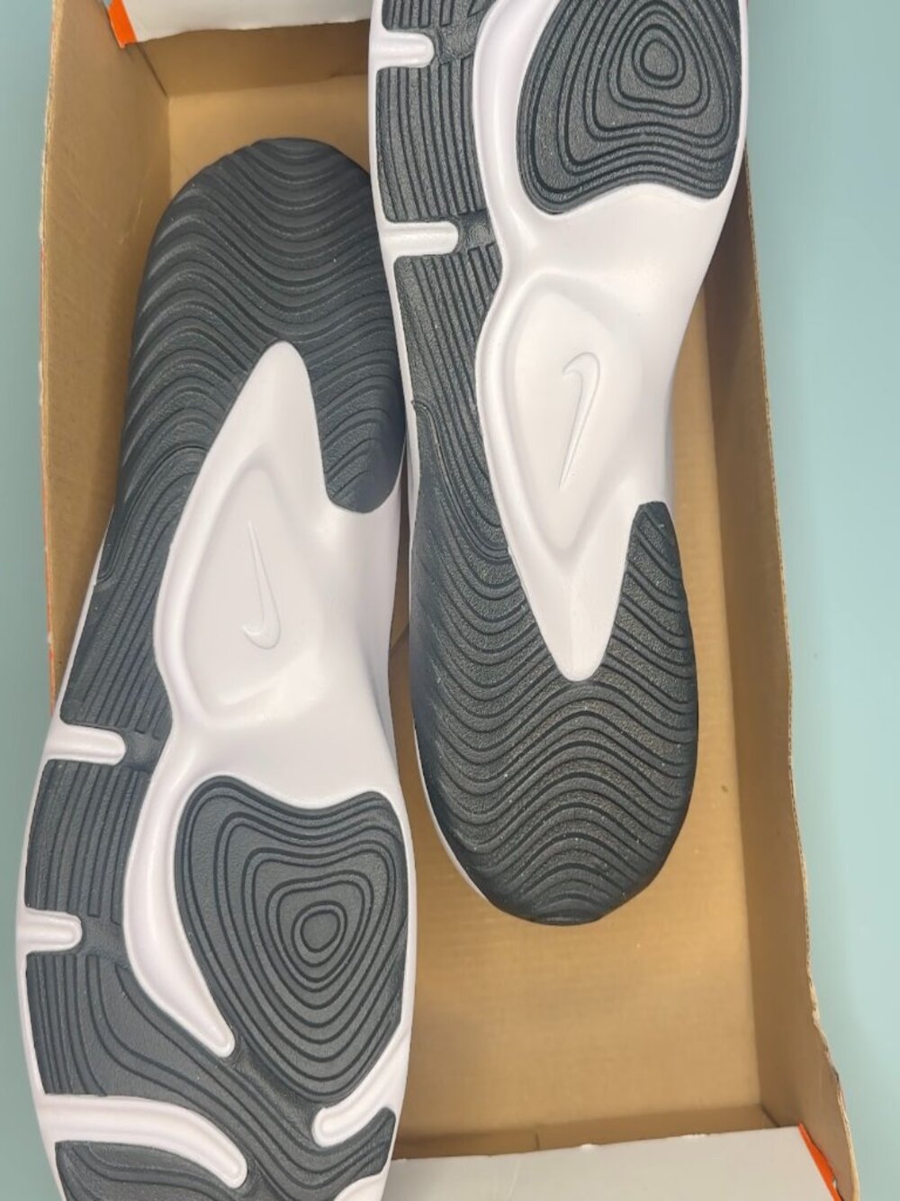 Nike Legend Essential 10M - Picture 2 of 3